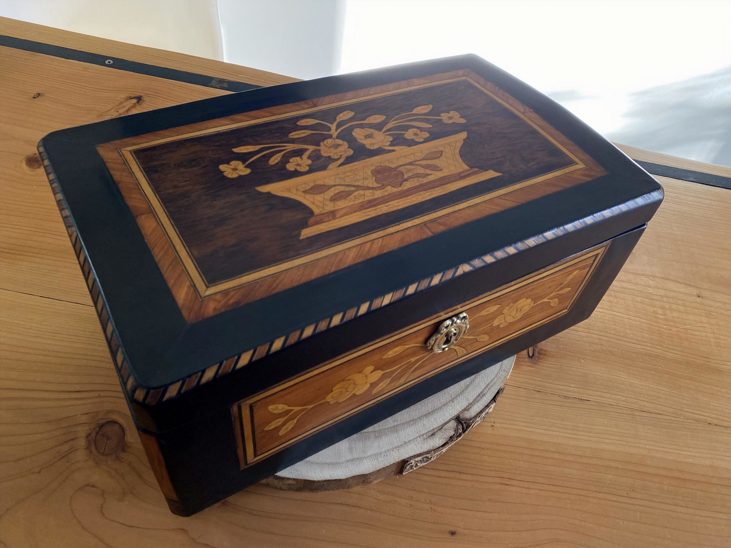 Un coffret marqueté